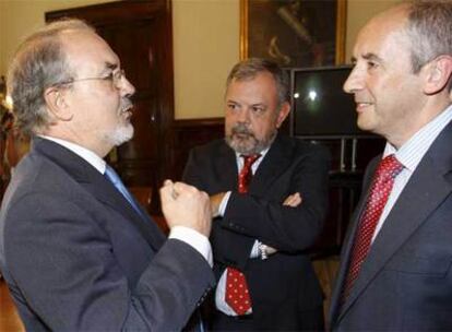 Pedro Solbes conversa con los diputados de PNV, Josu Erkoreka y Pedro María Azpiazu, durante la reunión que han mantenido hoy.