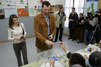 20 de febrero de 2005. Los Príncipes de Asturias votan el referéndum sobre la Constitución Europea en el colegio público Monte del Pardo en Madrid.