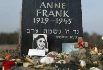 Monumento a Ana y Margot Frank en Bergen-Belsen.