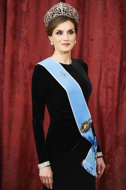 Antes de que el terciopelo inundara todas las firmas 'low cost', doña Letizia lo lució en un ajustado vestido negro de mangas largas de Felipe Varela en la cena de Estado que los Reyes ofrecieron al presidente argentino y a su esposa en el Palacio Real el pasado febrero. Una ocasión en la que la monarca abrió el joyero de los Borbones y lució por primera vez la más importante de las cuatro tiaras de la Familia Real española: la de la Flor de Lis, la tiara de las reinas de España.