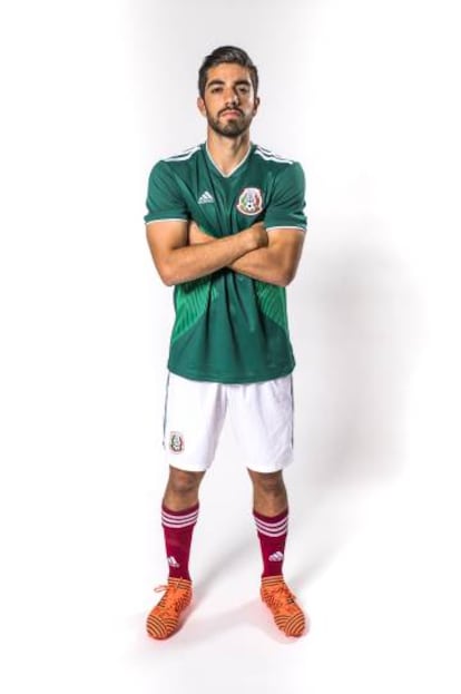 Pizarro muestra el uniforme de México.