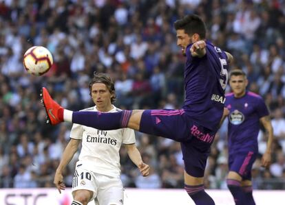  Okay Yokuslu con el balón ante el centrocampista del Real Madrid Luka Modric.