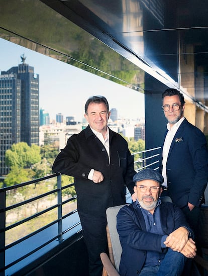 Tres grandes referentes de la cocina mundial: a la izquierda, Martín Berasategui; sentado, Jesús Sánchez, y Quique Dacosta, en la terraza del hotel Villamagna.