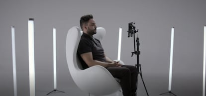 Un usuario utiliza la aplicación TALLK. Captura de video de YouTube "Palabras que buscan ver la luz" de Fundación Luzón