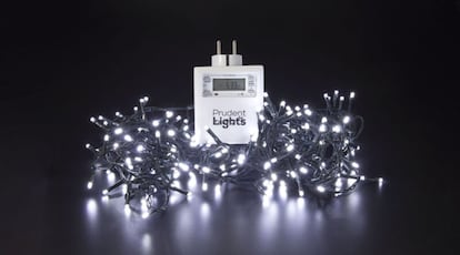 El precio de la luz está disparado. Por ello, desde la agencia de publicidad Shackleton han decidido crear unas luces navideñas que se apagan en las horas en las que el espíritu de la Navidad te cuesta un riñón. Así, las Prudent lights, nombre que recibe el invento, están programadas para brillar en las horas valle, en las que los precios de la electricidad son más bajos, y se desactivan en las horas pico, cuando el precio se dispara. La agencia sortea 20 unidades en su cuenta de Instagram, Twitter y LinkedIn. www.shackletongroup.com