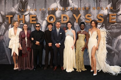 El reparto de 'La odisea', de izquierda a derecha, Charlize Theron, Samantha Morton, John Leguizamo, Tom Holland, Matt Damon, Anne Hathaway, Lupita Nyong'o y Zendaya en la premiere de Nueva York, el 14 de julio de 2026.