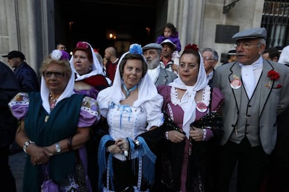 Asistentes al pregón inaugural con trajes de chulapas y chulapos.