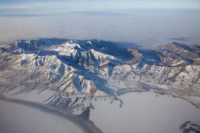 Vista aérea del Gran lago salado de Utah (EE UU).