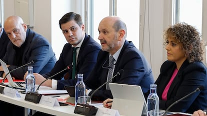 El presidente de la RFEF, Rafael Louzn (3d), preside este jueves la primera Junta Directiva de la Real Federacin Espa?ola de Ftbol.