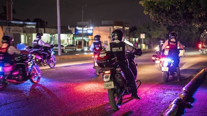 Un grupo de policías, este viernes en Culiacán. 