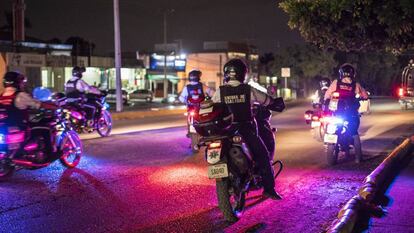 Un grupo de policías, este viernes en Culiacán. 