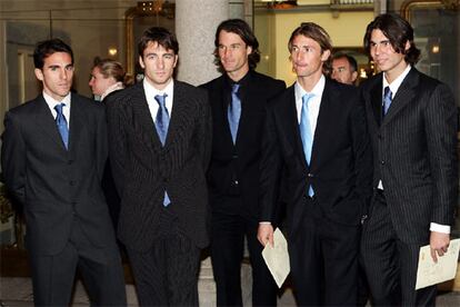 El equipo español de tenis de Copa Davis, Alberto Martín, Tommy Robredo, Carlos Moyá, Juan Carlos Ferrero, Rafael Nadal (de izquierda a derecha), posan momentos antes de recibir la Copa Barón de Güell.