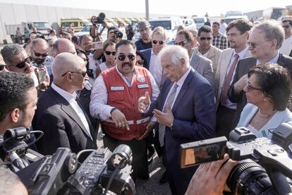 El jefe de la diplomacia europea, Josep Borrell, en su visita al paso fronterizo de Egipto con la franja de Gaza en Rafah, este lunes.