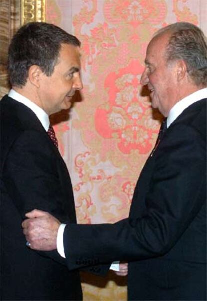 El Rey saluda a Zapatero en el Palacio Real de Madrid.