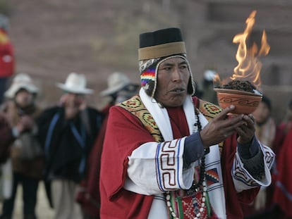 Según la tradición aimara, los primeros rayos del sol del 21 de junio fecundan la tierra, coincidiendo con el solsticio de invierno, el día más corto del año y la noche más larga, en este hemisferio del planeta