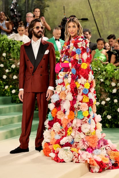 Leonardo Maria Del Vecchio, uno de los herederos del imperio italiano de gafas de sol EssilorLuxottica, junto a su mujer Jessica Serfaty Michel, con una espectacular capa de flores.