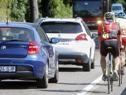 Varios ciclistas circulan por una carretera valenciana. 