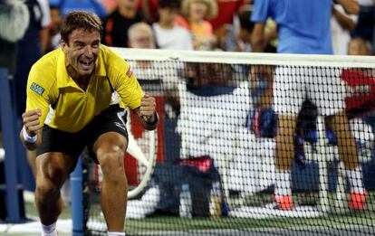 Robredo celebra su triunfo ante Federer que le clasificaba para cuartos.