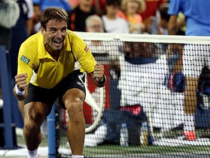 Robredo celebra su triunfo ante Federer que le clasificaba para cuartos.