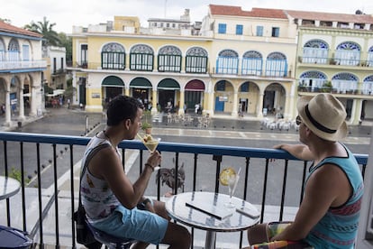 Terraza del bar restaurante Azúcar en la Plaza Vieja.