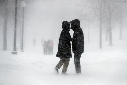 Una pareja se abraza mientras camina en medio de una copiosa nevada en Boston (Estados Unidos).