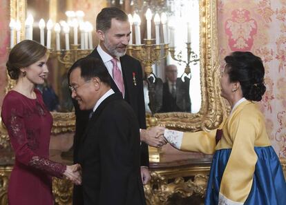 Los Reyes durante la recepcion al cuerpo diplom&aacute;tico el pasado jueves en Madrid.