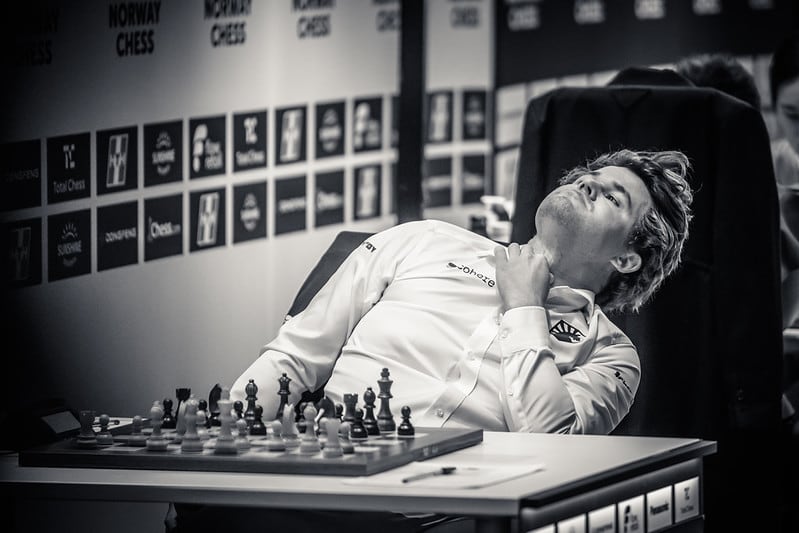 Magnus Carlsen, durante las primeras jugadas de su partida contra Vincent Keymer, este lunes en Oslo