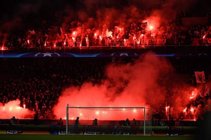 Los ultras exhiben bengalas durante el PSG-Real Madrid del pasado martes.