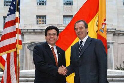 El ministro del Interior, José Antonio Alonso, saluda al fiscal general de Estados Unidos, Alberto Gonzales.