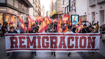 Decenas de personas durante la manifestación con el lema 'Remigración. Por unos barrios seguros', el 23 de mayo en Madrid.