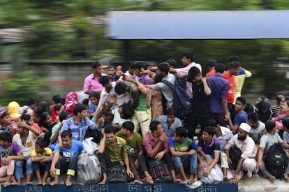 Techo de un vagón de tren abarrotado de musulmanes que se dirigen desde Daca (Bangladesh) a sus casas para celebrar la fiesta del sacrificio que marca el final de la peregrinación a La Meca.