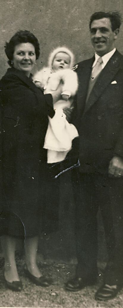 Baby Begoña with her parents, Jon Urroz and Jesusa Ibarrola, in 1958.