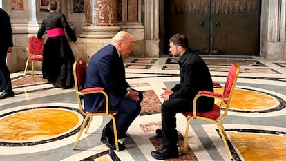 El presidente de EEUU, Donald Trump, y el presidente de Ucrania, Vlodimir Zelenski, durante su encuentro en la basílica de San Pedro en los momentos previos al funeral del papa Francisco. 