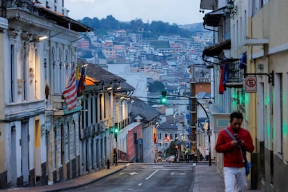 Un hombre camina sólo por una calle del centro histórico de Quito, este martes.