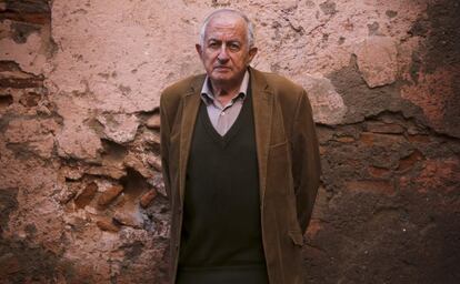 El escritor Juan Goytisolo en la calle de su casa de Marraquech (Marruecos), en 2014.