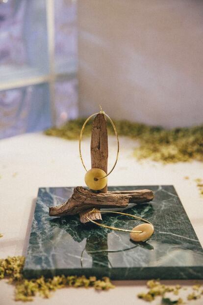 Es curioso como un arte que empezó tan asociado a lo funerario, puede desencadenar en una colección tan viva. En el fondo porque el Ikebana no entiende estos bodegones como un ramo de flores muertas, sino como flores que quieren alcanzar el cielo y seguir creciendo. Igual que la trayectoria que le espera a Paula Ayet.