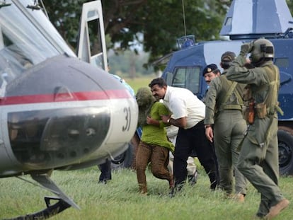 La ni&ntilde;a Rimsha Masih es trasladada al helic&oacute;ptero.