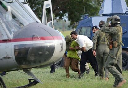 La niña Rimsha Masih es trasladada al helicóptero.