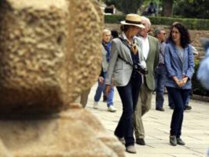 Fotografía facilitada por el Patronato de la Alhambra de la Infanta Elena (i) durante la visita que ha realizado hoy a los Palacios Nazaríes de la Alhambra, en Granada, en un recorrido privado desarrollado como una turista más. Doña Elena ha estado acompañada en su visita de algo más de una hora por el jefe del Servicio de Control de Centro, Pedro Marín Torices.