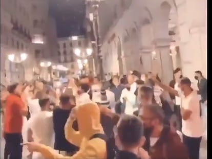 Captura de un vídeo de jóvenes sin mascarilla en las calles de Granada, este domingo.