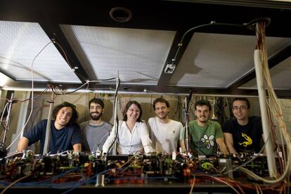 La física Leticia Tarruell, con miembros de su equipo, en el ICFO.