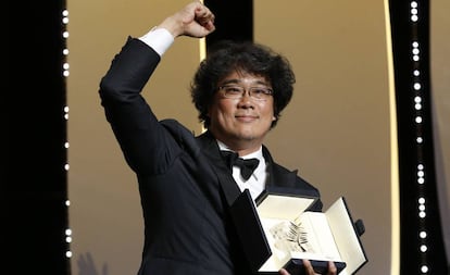 Bong Joon-ho celebra la Palma de Oro en Cannes. 