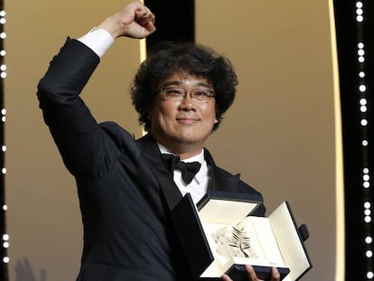 Bong Joon-ho celebra la Palma de Oro en Cannes. 