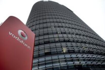 Imagen del logotipo del operador de telefon&iacute;a m&oacute;vil Vodafone, en su sede en Dusseldorf (Alemania).