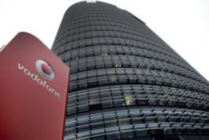 Imagen del logotipo del operador de telefonía móvil Vodafone, en su sede en Dusseldorf (Alemania).