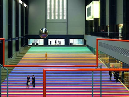 Instalación del colectivo Superflex en la sala de turbinas de la Tate Modern, en Londres. 