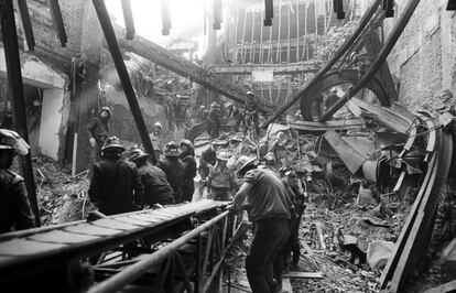 <b>4 de septiembre de 1987</b>. Un fuego devastador de origen desconocido destruyó los Almacenes Arias de Madrid, situados en la calle Montera. 10 bomberos que trabajaban en la extinción murieron al derrumbarse el edificio.