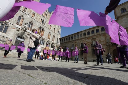 Homenaje a las mujeres leonesas con motivo del Día Internacional de la Mujer, frente a la Casa Botines, en León.