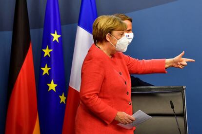 La canciller alemana, Angela Merkel, y el presidente francés, Emmanuel Macron, se preparan para dar una rueda de prensa, al final de la cumbre de la Unión Europea, en Bruselas (Bélgica).