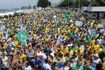 Cerca de 15 mil manifestantes se reuniram em Copacabana durante a manhã deste domingo. Mais tarde, outro ato foi realizado no centro do Rio.